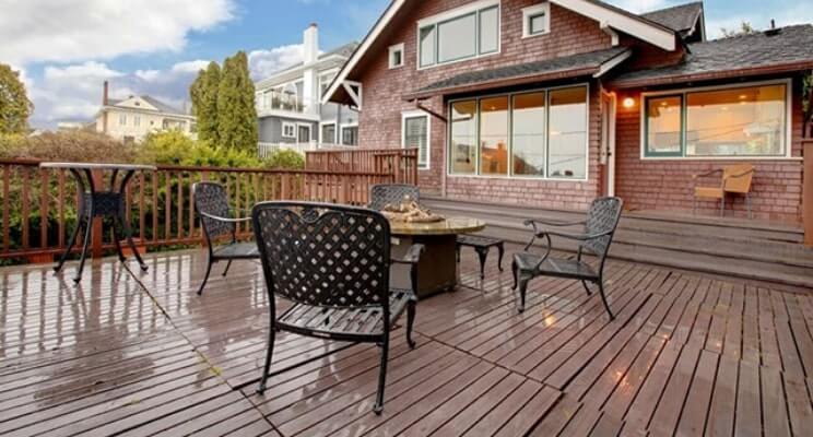 Blog-Imagen-Exteriores-con-decks-de-madera-para-casas-de-fin-de-semana-madera-ladrillo-Homedressing-Jun20-V1.jpg