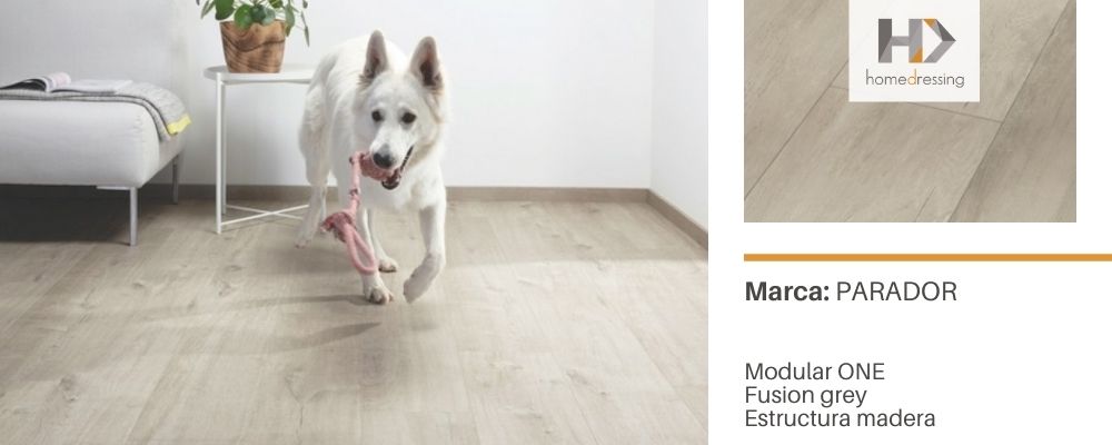 Blog-Imagen-pisos-madera-ingenieria-hogares-con-perros-gatos-mascotas-marca-parador-modular-one-color-fusion-grey-Homedressing-Dic20
